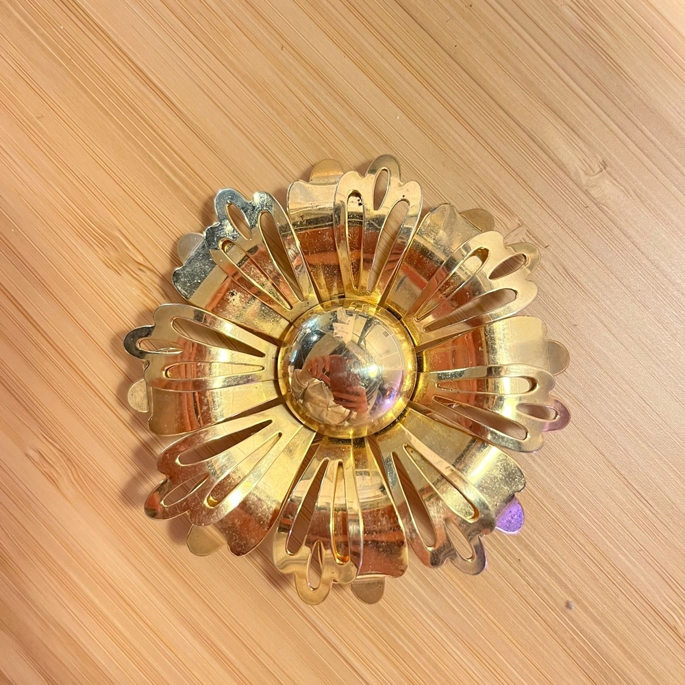 1960s GOLD TONE BROOCH